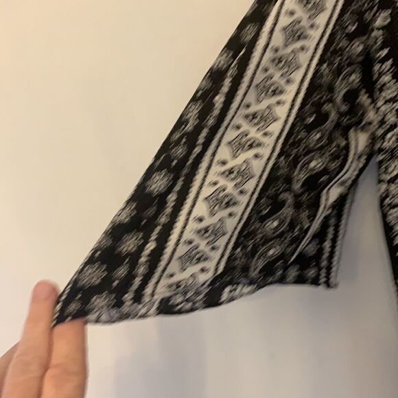IZ Byer off the shoulder, spaghetti straps, black/ white paisley blouse Size M - Picture 6 of 8
